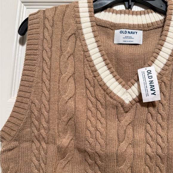 Old Navy Men's V-Neck Cable Knit Sweater Vest - Tan and White - Picture 3 of 4